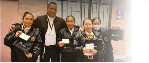 Vigilantes de Custodiar recibiendo su detalle de cumpleaños