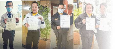 Colaboradores de Custodiar mostrando sus cartas de felicitación y reconocimiento