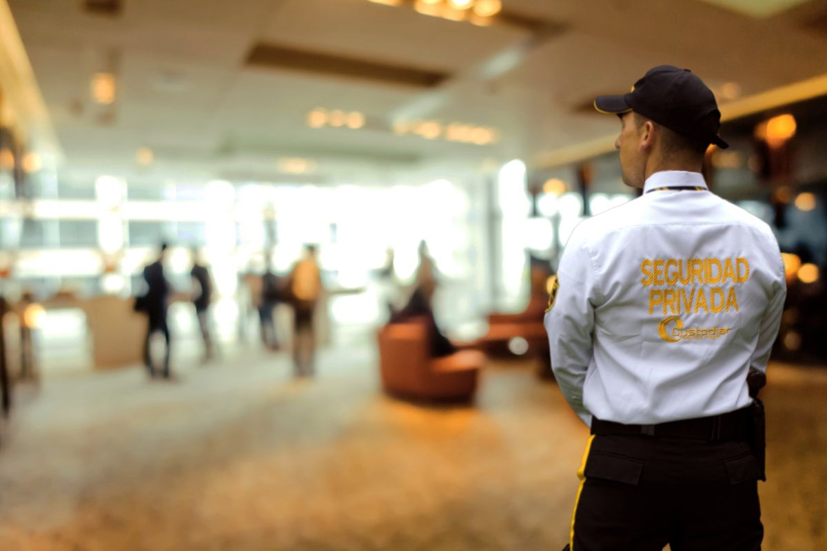 Guarda de Custodiar en el vestíbulo de un centro comercial