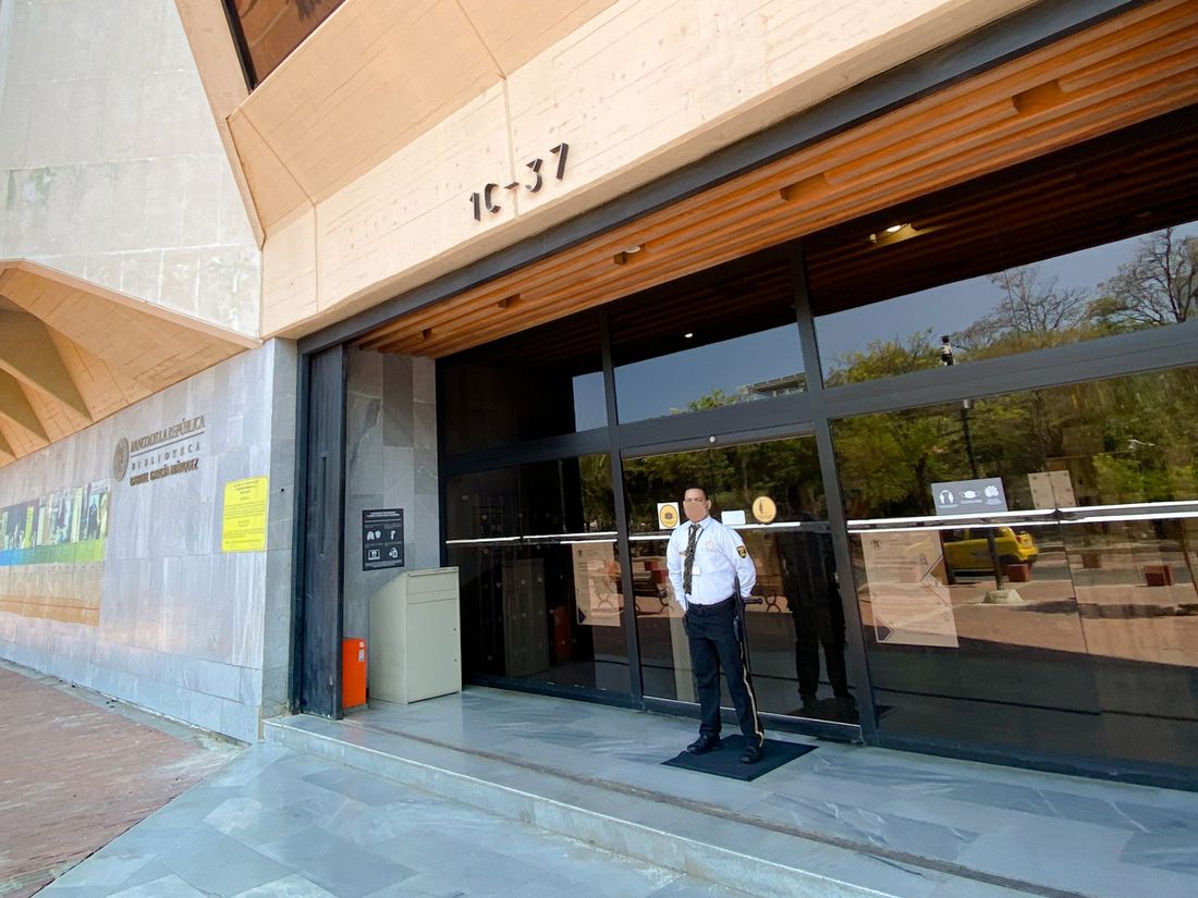 Guarda de Custodiar en la entrada de una entidad financiera