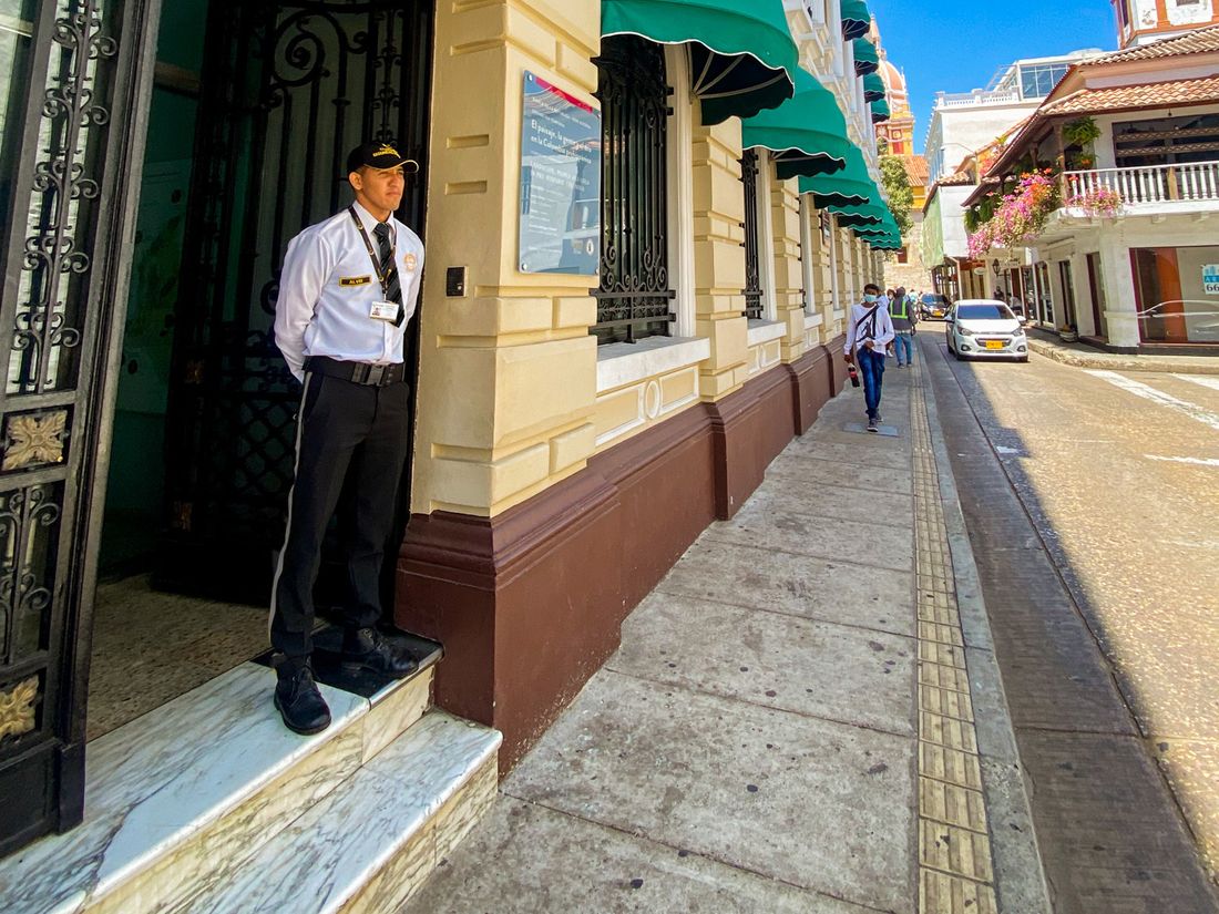 Guarda de Custodiar en la entrada de un edificio patrimonial