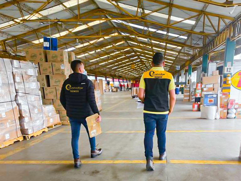Equipo de Custodiar recorriendo una bodega industrial