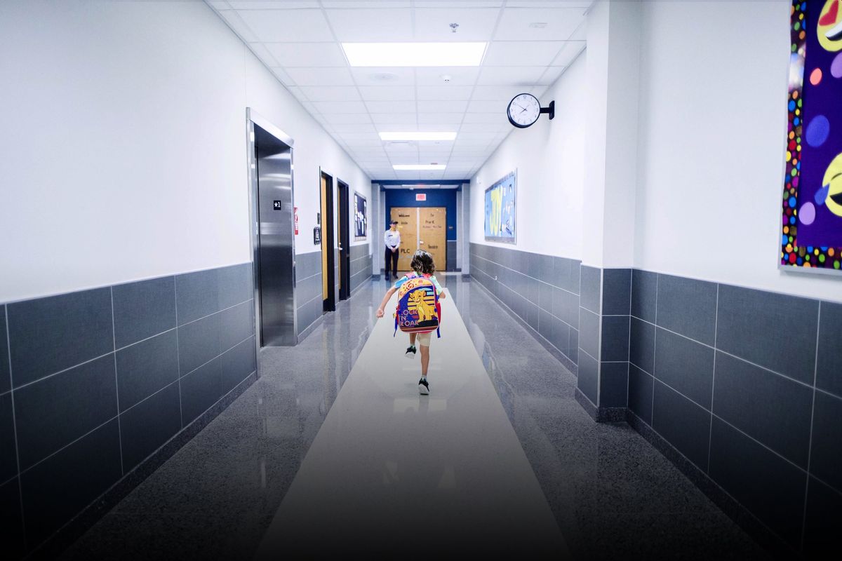 Guarda de Custodiar vigilando un pasillo en una institución educativa