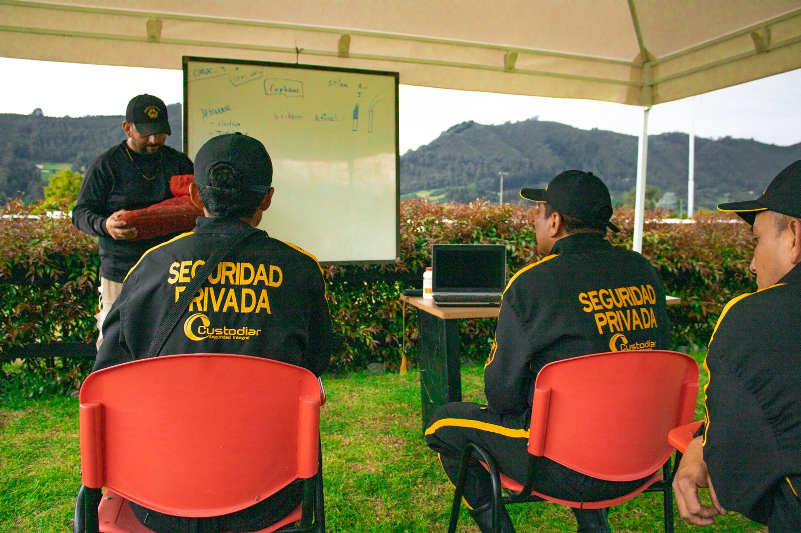 Instructor capacitando a vigilantes de Custodiar al aire libre