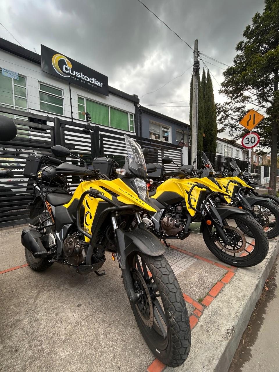 Motocicletas de Custodiar frente a la sede en Bogotá para supervisión y respuesta