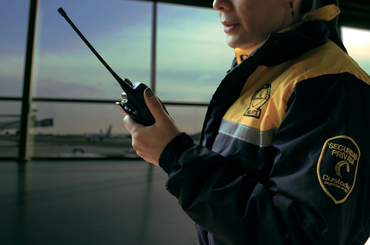 Supervisor de seguridad de Custodiar coordinando por radio la operación de vigilancia de una empresa