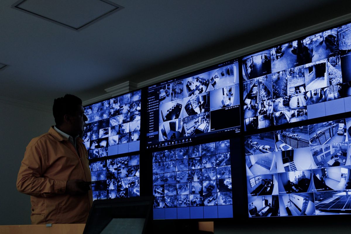 Operador de Custodiar analizando información frente a un videowall de cámaras