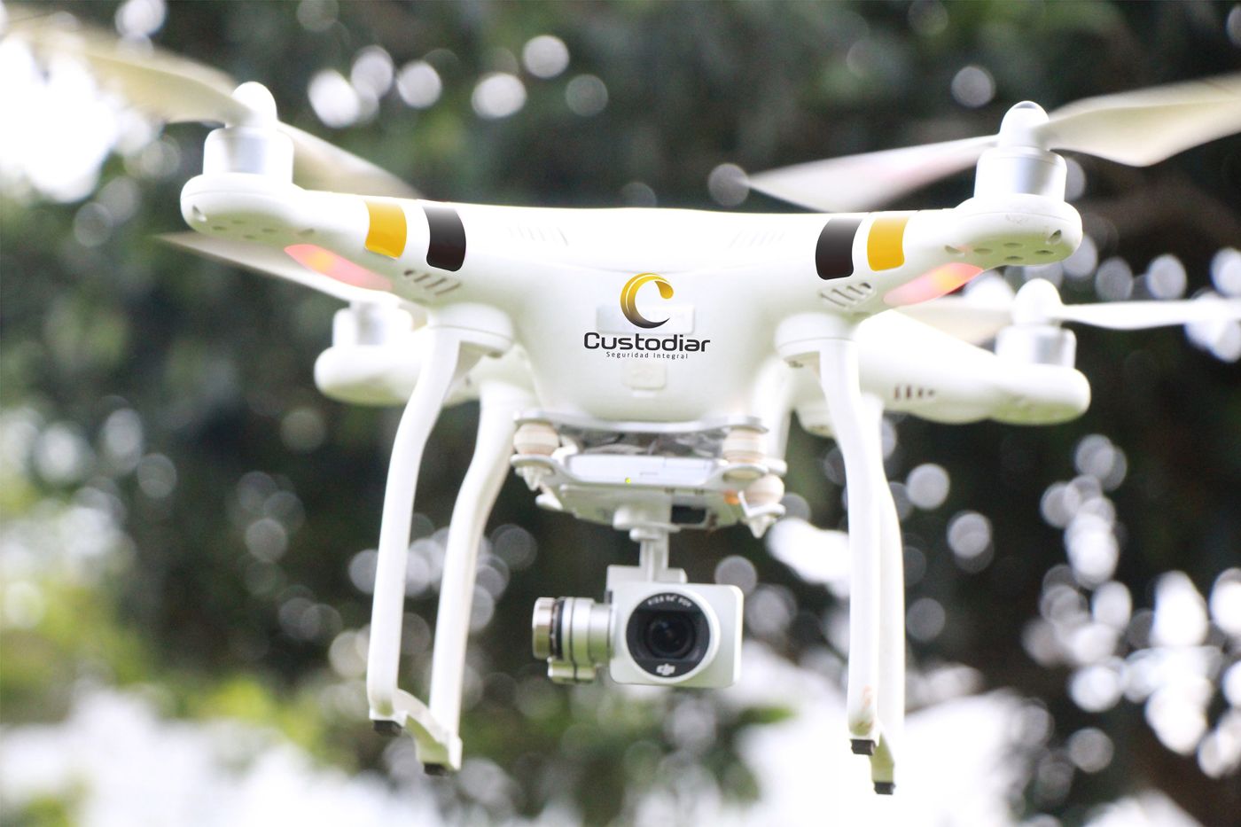 Dron de Custodiar en vuelo