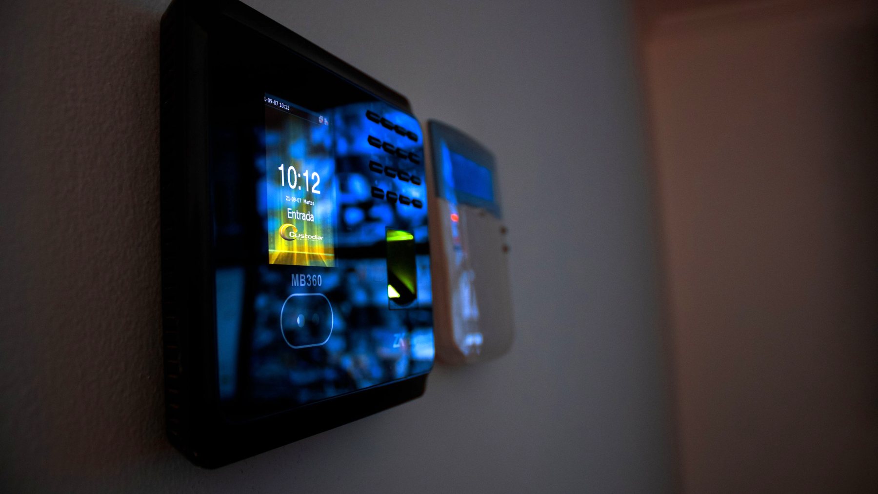 Terminal biométrico de control de acceso instalado en una pared