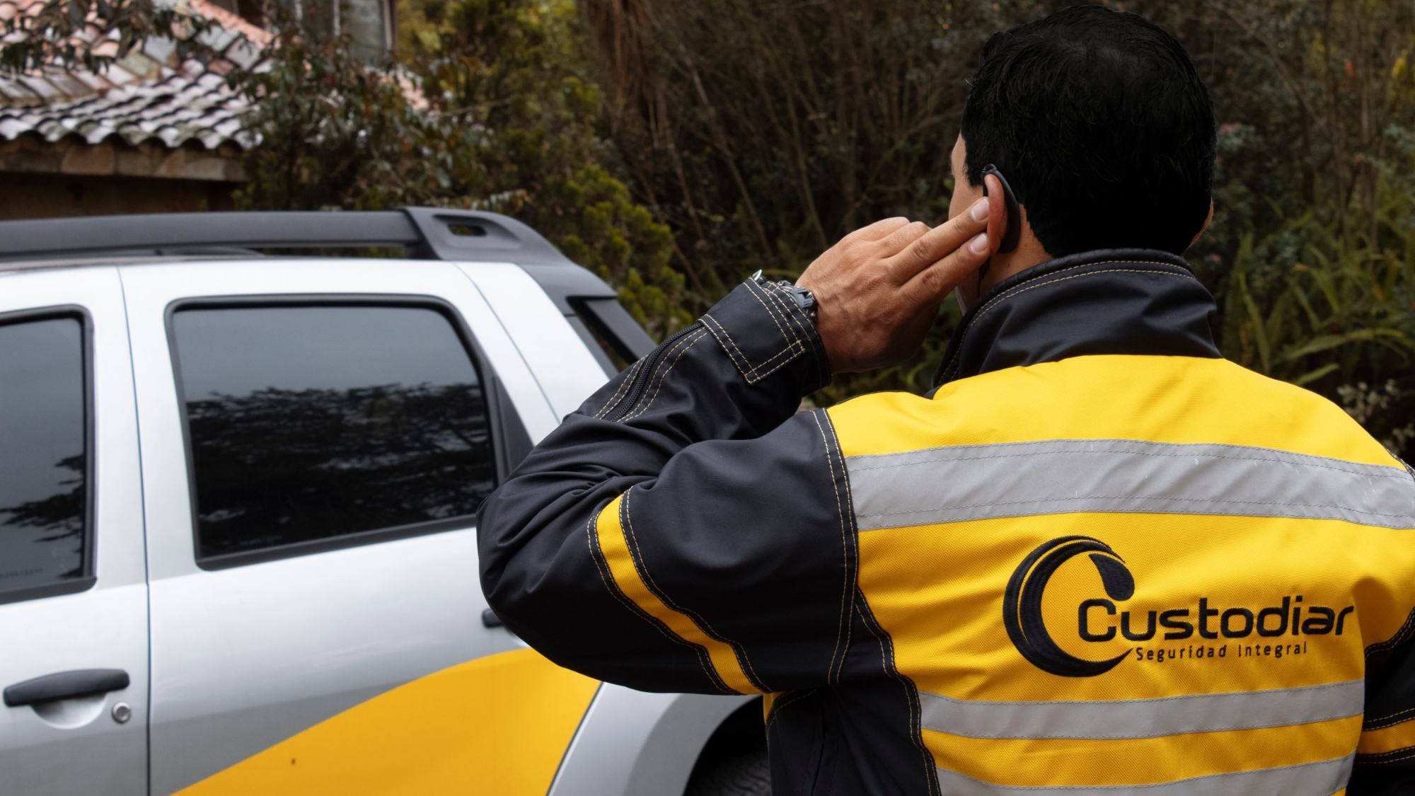 Oficial de seguridad de Custodiar con auricular en servicio de vigilancia
