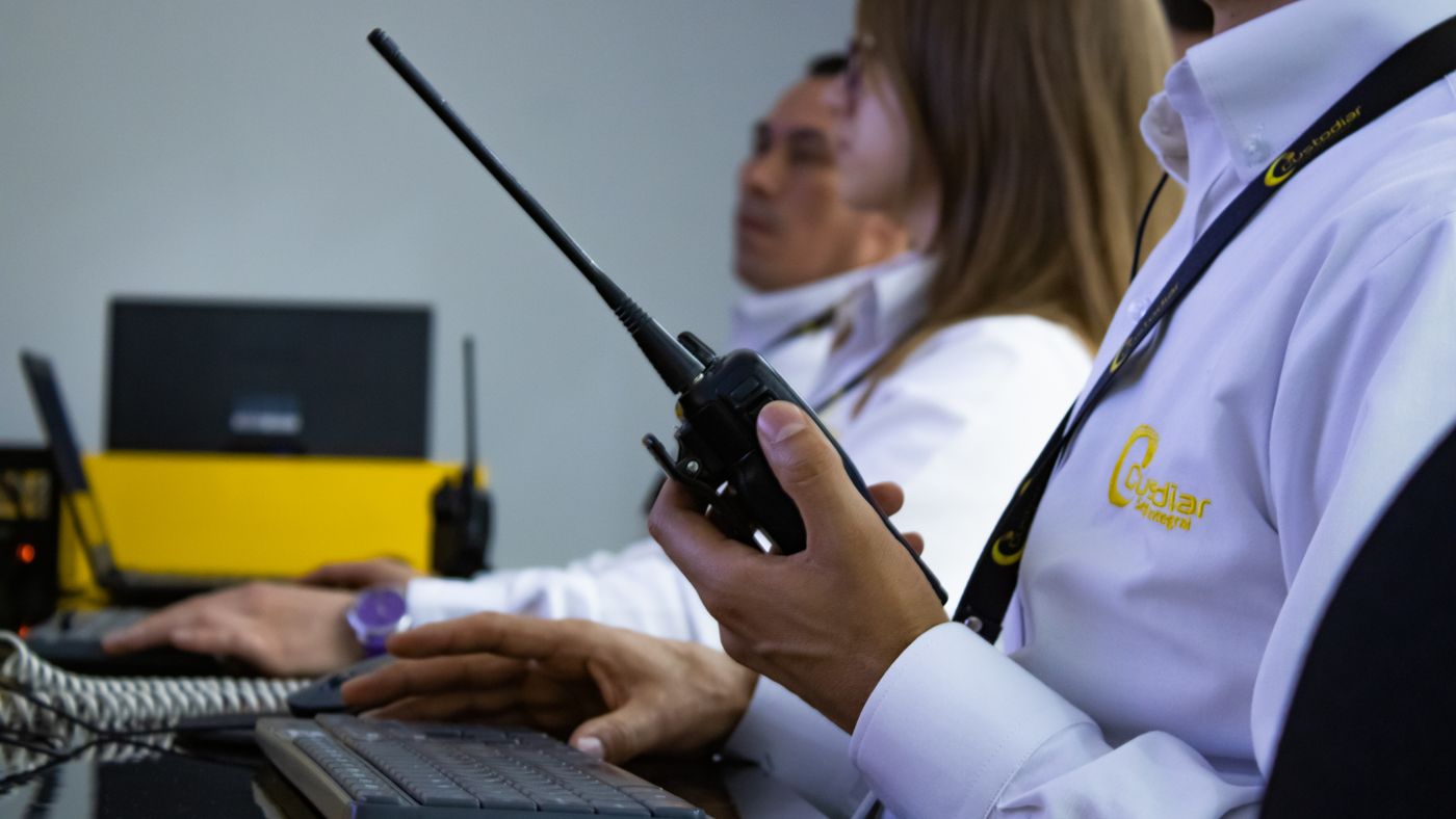 Equipo de Custodiar analizando información y coordinando por radio