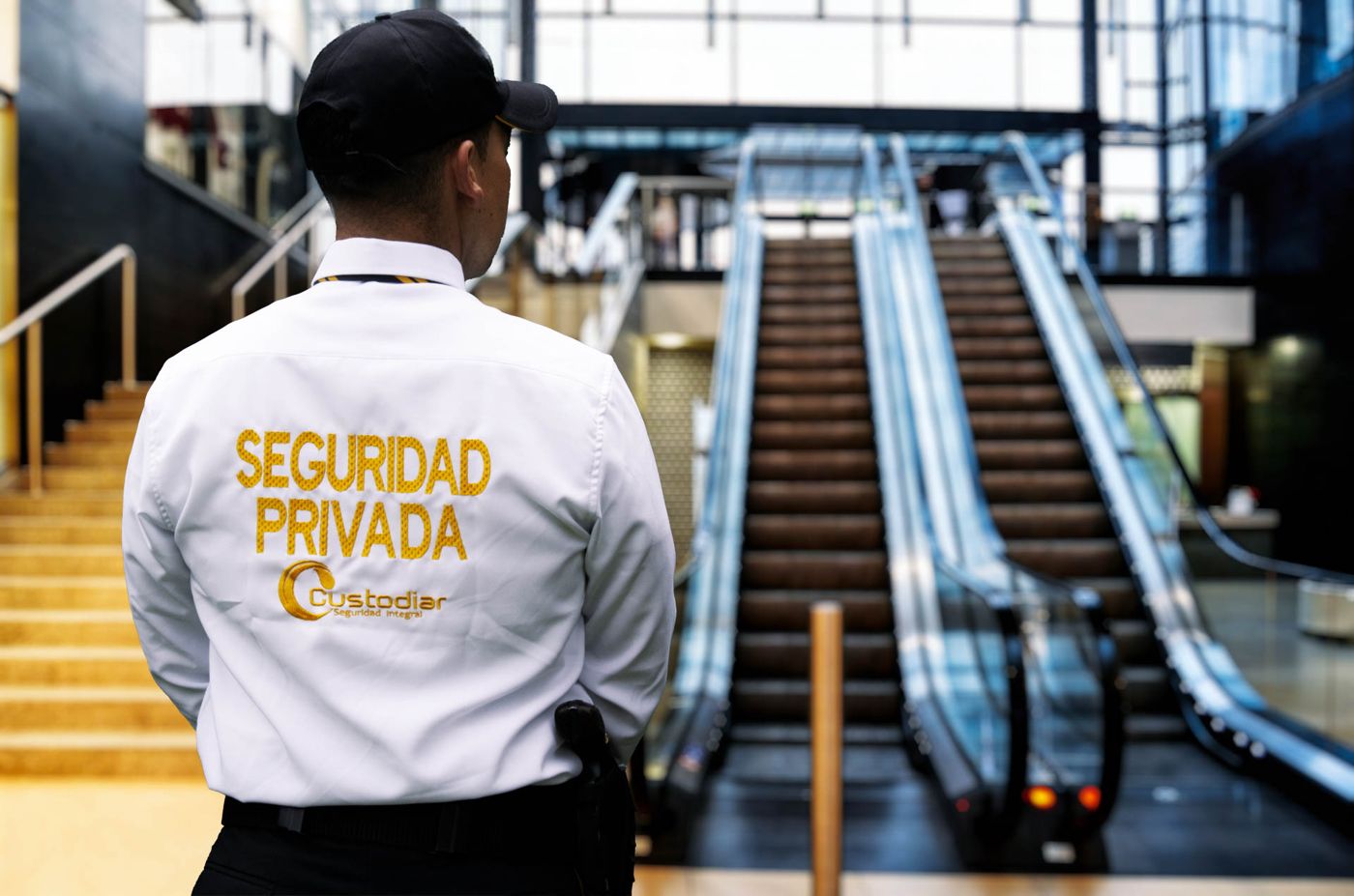 Guarda de seguridad privada de Custodiar en un acceso con escaleras eléctricas