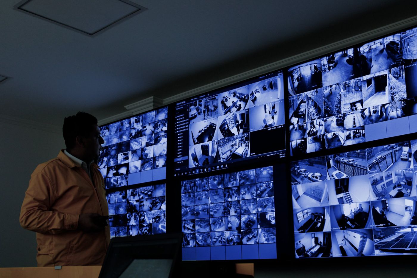 Operador frente al video wall del centro de control de Custodiar
